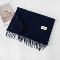 Morbida sciarpa blu scuro con frange ed etichetta Day April su uno sfondo bianco - Senza Etichetta / Blu navy