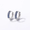 Pendientes de aro plateados con circonitas azul marino en un elegante diseño circular - Bañado en Plata Azul Real (Grande)