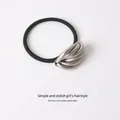 Minimalistisch elastiekje met gelaagd matzilveren metalen sculpturaal accent - Ketting Halve Cirkel - Zilver