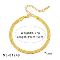 Dettagli macro del bracciale a catena serpente in acciaio placcato oro 18 carati con misure - Catena a Serpente Larga (NB-B1249)