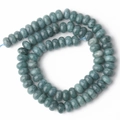 Vista de primer plano de cuentas de aguamarina natural con hilo azul para joyería DIY - Jade Teñido Azul Ábaco