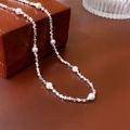 Dettaglio di perle bianche e cubi argentati testurizzati su una collana chic - Collana-Argento Triangolo (Multi-Perla)