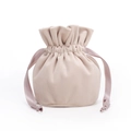 Dettaglio di un sacchetto in velluto beige con texture morbida e coulisse con nastri - Diametro 10*13cm / Albicocca