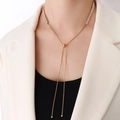 Verstelbare gouden titanium ketting met een rij elegante rechthoekige zirkonia's - Ketting 68cm / Goud