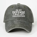 Dettaglio del cappellino da baseball grigio lavato con testo bianco su sfondo bianco - Verde Militare