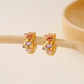 Gros plan de créoles dorées ornées de zircons multicolores à la coupe baguette - Style Pierre Baguette Arc-en-ciel (EH410016)