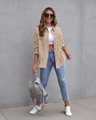 Detail der übergroßen khakifarbenen Jeansjacke mit ausgefransten Kanten und klassischem Kragen - Khaki