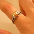 Detailopname van een gothic schedelring met hartuitsparingen en zilveren band - Tweekleurige Schedel Stijl (WG-0675)