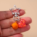 Portachiavi con chiusura a stella, campanello arancione e cuore con paillettes rosse - Arancione