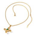 Dettaglio del ciondolo a croce in oro 18k con gemma verde e catena a corda dorata - Stile Pietra Preziosa Verde (JDN2304017-GN)