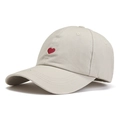 Gorra de béisbol de algodón beige con pequeño corazón rojo bordado y visera curvada - L (58-60cm) / Blanco Roto