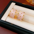 Dettaglio di orecchini a fiore in smalto rosa placcati oro in un portagioie - Rame Placcato Oro + Perno in Argento S925 / Oro-Rosa