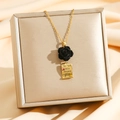 Ketting met fluwelen roos en gegraveerde gouden hanger op een sieradendoosje - Gouden Zwarte Roos (8775)