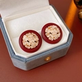 Detailaufnahme ovaler vergoldeter Ohrringe mit rotem Harz und Zirkonia in einer blauen Box - Silbernadel - Rot Rund (Echtgold Vergoldet)