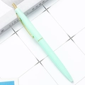 Stylo à bille rétractable vert menthe avec clip doré sur un bureau minimaliste - Pointe Balle 1,0 mm / Vert clair