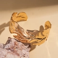 Dettaglio macro del bracciale a foglia dorata con venature metalliche in rilievo - Oro