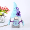 Kabouterpop met lichtblauwe hoed, paarse bloemen en grijs gebreid lichaam voor moederdagdecor - Vrouwelijke Stijl (met Vlechten)