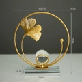 Décoration feuille de ginkgo dorée avec boule de cristal sur socle carré transparent - Ginkgo