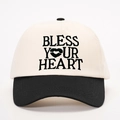 Détail de la broderie 'Bless Your Heart' et lèvre sur casquette de baseball bicolore - Taille unique / Crème/Noir