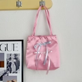 Detail der rosa Satinhandtasche mit ästhetischen Ballet-Stil Schleifen und langen Trägern - Nur Tasche / Rosa