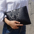 Elegante schwarze PU-Leder-Umschlagkupplung mit Schlangenmuster und Handgelenkschlaufe - Schwarz