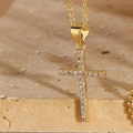 Vista macro della collana con pendente a croce placcata oro 14K e zirconi micro-incastonati - Croce In Zircone Bianco