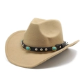 Dettaglio cappello cowboy beige con fascia in pelle nera, turchese e borchie argento - Cammello