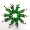 Tien groene aventurijn zeshoekige prisma hangers met zilveren metalen kapjes op wit decor - Synthetische Donkergroene Jade