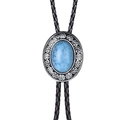 Dettaglio bolo tie con turchese blu e incisioni in argento su cordino in pelle nera - Blu Mare Argento