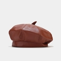 Primer plano detallado de boina de cuero PU color caramelo oscuro con costuras de calidad - Talla única / Burdeos