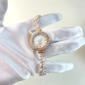 Detalle del reloj dorado con brazalete en forma de hoja y esfera de nácar con diamantes - Oro rosa