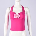 Dettaglio macro dell'applique floreale 3D su un top a schiena nuda rosso rosa - S / Rosa Rossa