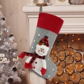 Kerstsok met 3D-sneeuwpop, grijs en rood vilt met feestelijke gebreide ribdetails - Sneeuwpop