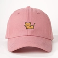 Detailansicht der orangefarbenen Katzenstickerei auf einer rosa Baumwoll-Baseballkappe - Einheitsgröße / Dunkelrosa