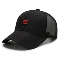 Cappellino trucker nero in mesh con tre strisce rosse visto da un'angolazione di 45° - Regolabile / Nero