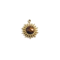Detailaufnahme eines Sonnenanhängers aus 14K Gold mit braunem Edelstein auf weißem Grund - Tigerauge