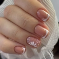 Minimalistische französische Kunstnägel in Weiß mit rosa Basis und goldenen Blumendetails - Einfacher französischer Blumenstil (JP3955)