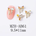 Vue détaillée du bijou d'ongle nœud avec strass aurore mesurant 9,5x11mm - Nœud Lumière du Paradis (AB61)