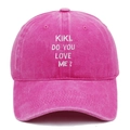 Dettaglio del ricamo KIKI DO YOU LOVE ME su un cappello di cotone lavato rosa - Rosa Rossa