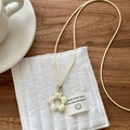 Collier ethnique avec pendentif fleur en résine crème et perle métal sur cordon beige - Fleur Évidée Blanche