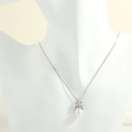 Detail der Süßwasserperle Anhänger mit Kronendesign und bunten Zirkonia auf einem Modell - Platin Krone