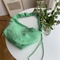 Borsa a tracolla a mezzaluna in nylon verde con tracolla arricciata e coulisse - Verde