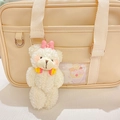 Schattige witte pluche beer hanger met roze strik en mini koptelefoon op beige tas - Witte Beer-Roze Strik