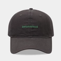 Dettaglio cappellino baseball in cotone grigio scuro con ricamo betweenaod verde e cuciture - Regolabile / grigio scuro