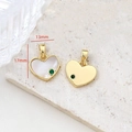 Dettaglio macro del ciondolo a cuore placcato oro 18k con madreperla e dimensioni 13x17mm - Stile 1 Base Oro Madreperla Bianca con Pietra Verde