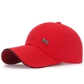 Cappellino da baseball in tela rosso acceso con visiera lunga e logo M in metallo - Regolabile / Rosso