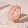 Primer plano de pulsera elástica de acrílico mármol rosa con cuentas piramidales - Rosa