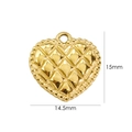 Détail d'un pendentif cœur doré de 15 mm avec texture losange et bord perlé - Coeur Matelassé