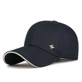 Donkerblauwe twill baseballpet met gouden metalen badge en contrasterende randafwerking - Verstelbaar / Marineblauw
