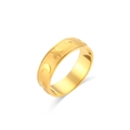 Detailweergave van een vintage gouden ring met reliëfpatronen van sterren en maan - US 6 / Goud Gepolijst (Ster Maan Reliëf)